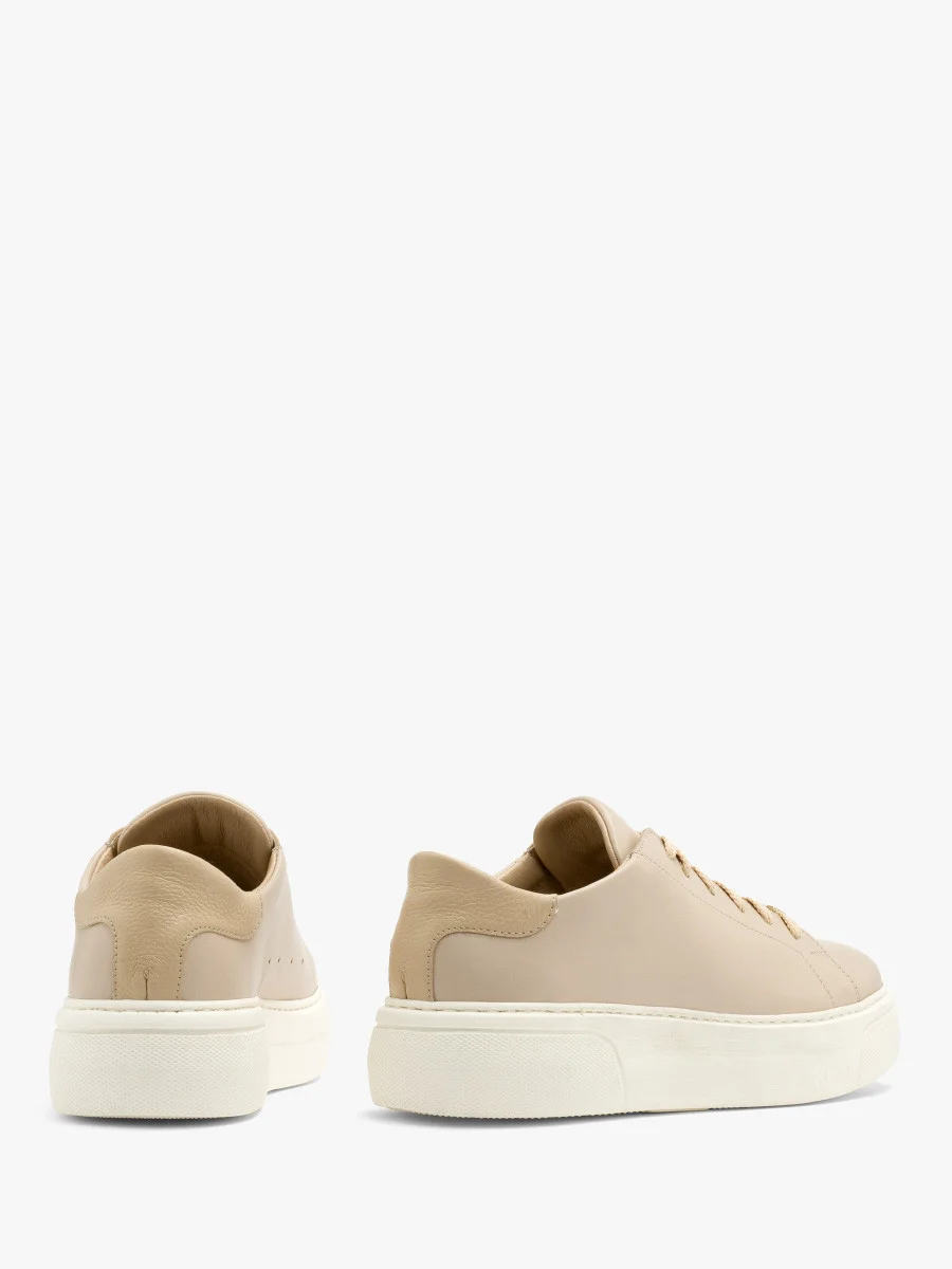 Beżowe półbuty sportowe ze złotym detalem