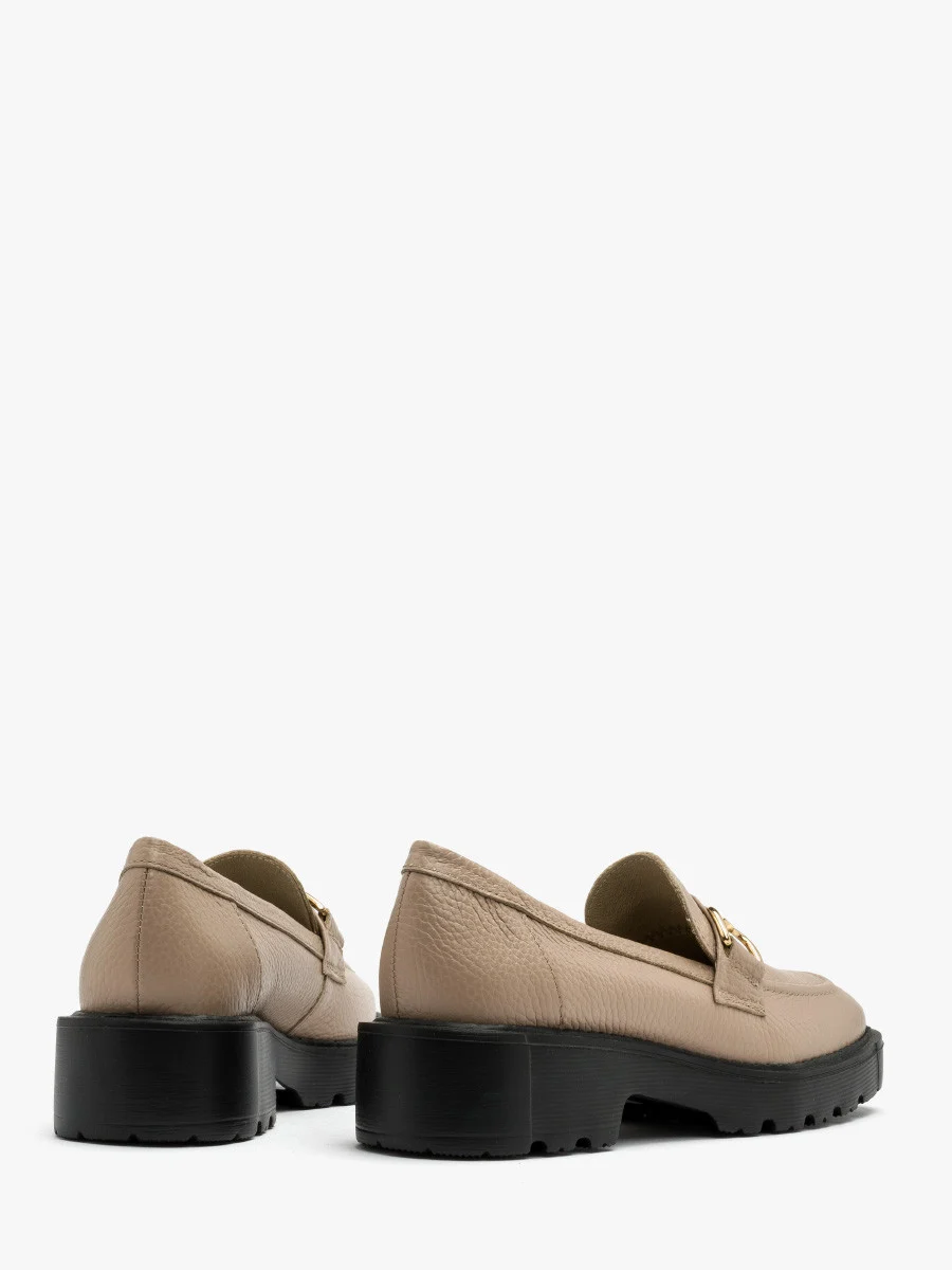 Beżowe mokasyny na czarnym spodzie