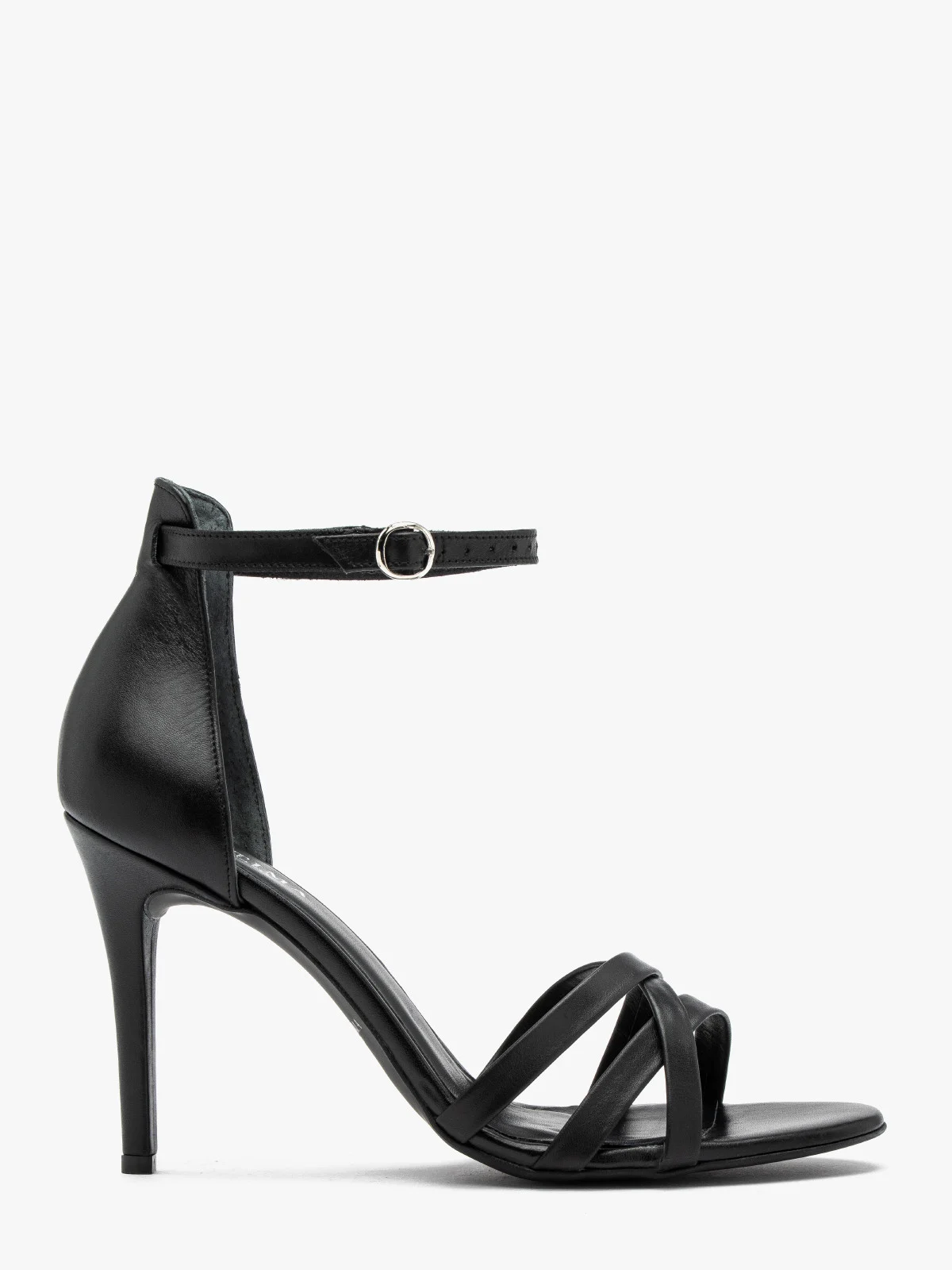 Czarne sandały z ozdobnymi paseczkami