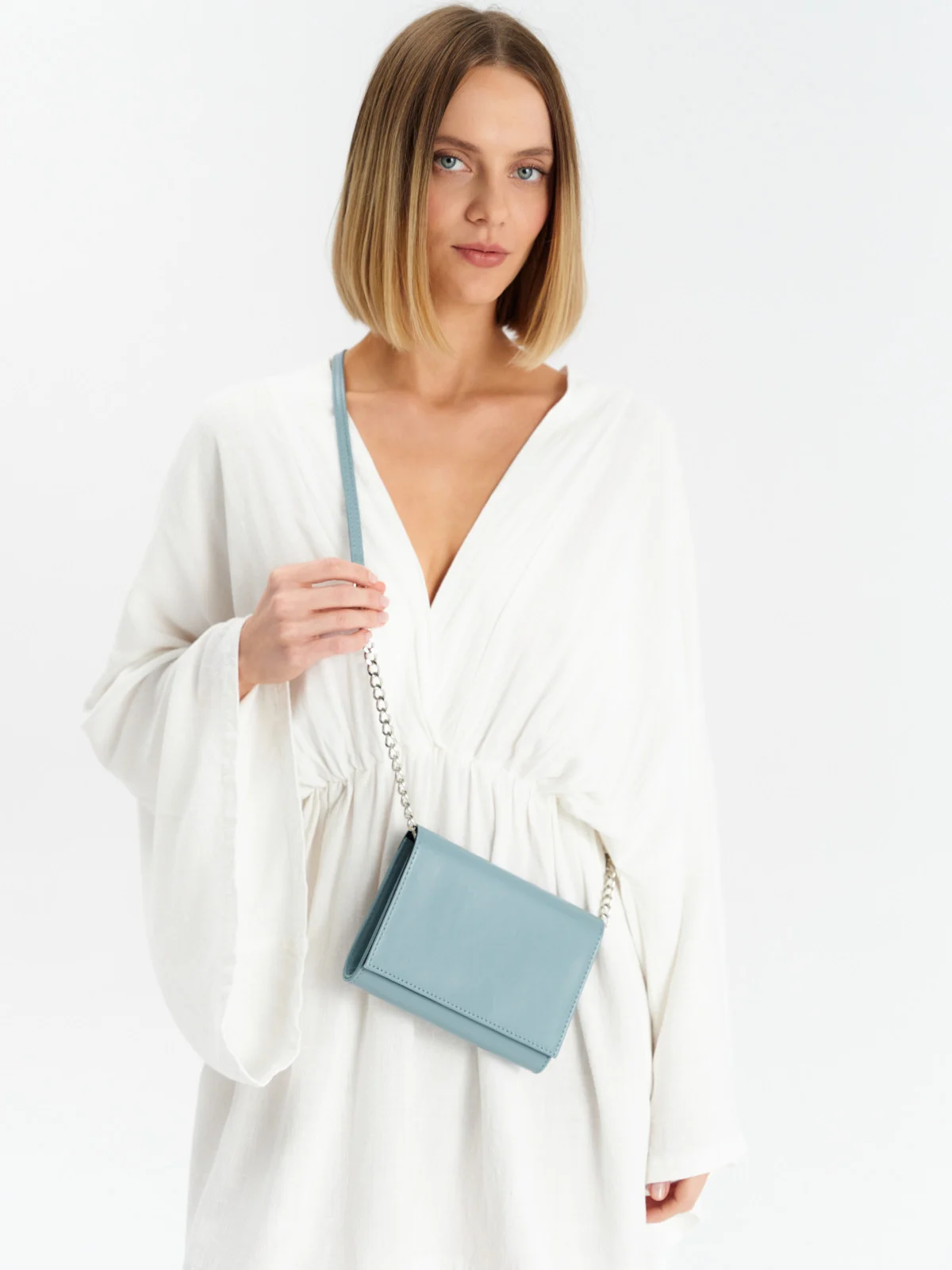 Mała niebieska torebka na łańcuszku