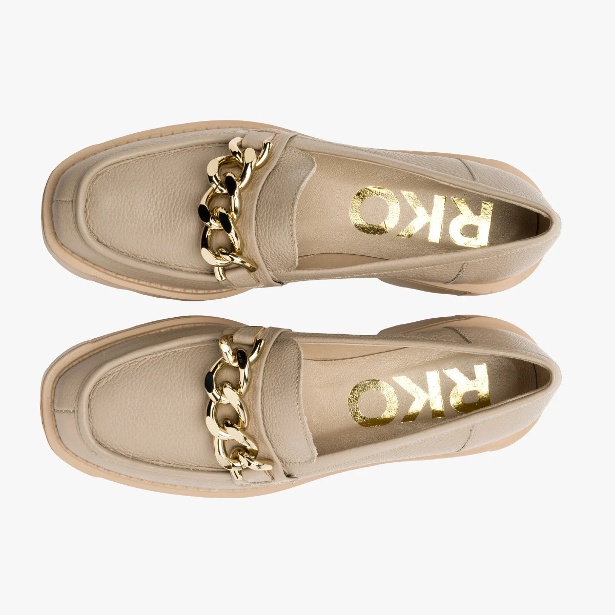 Beżowe mokasyny z łańcuchem