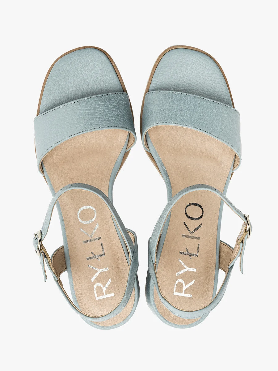 Niebieskie sandały na niskim obcasie