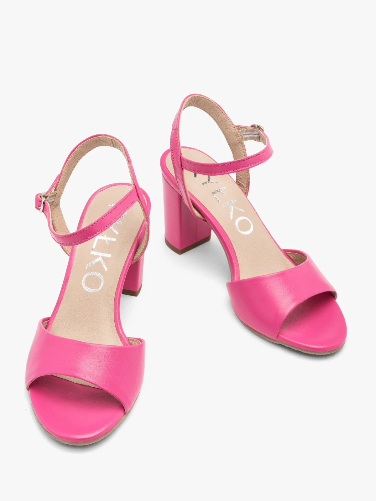Sandały w kolorze fuksji na słupku