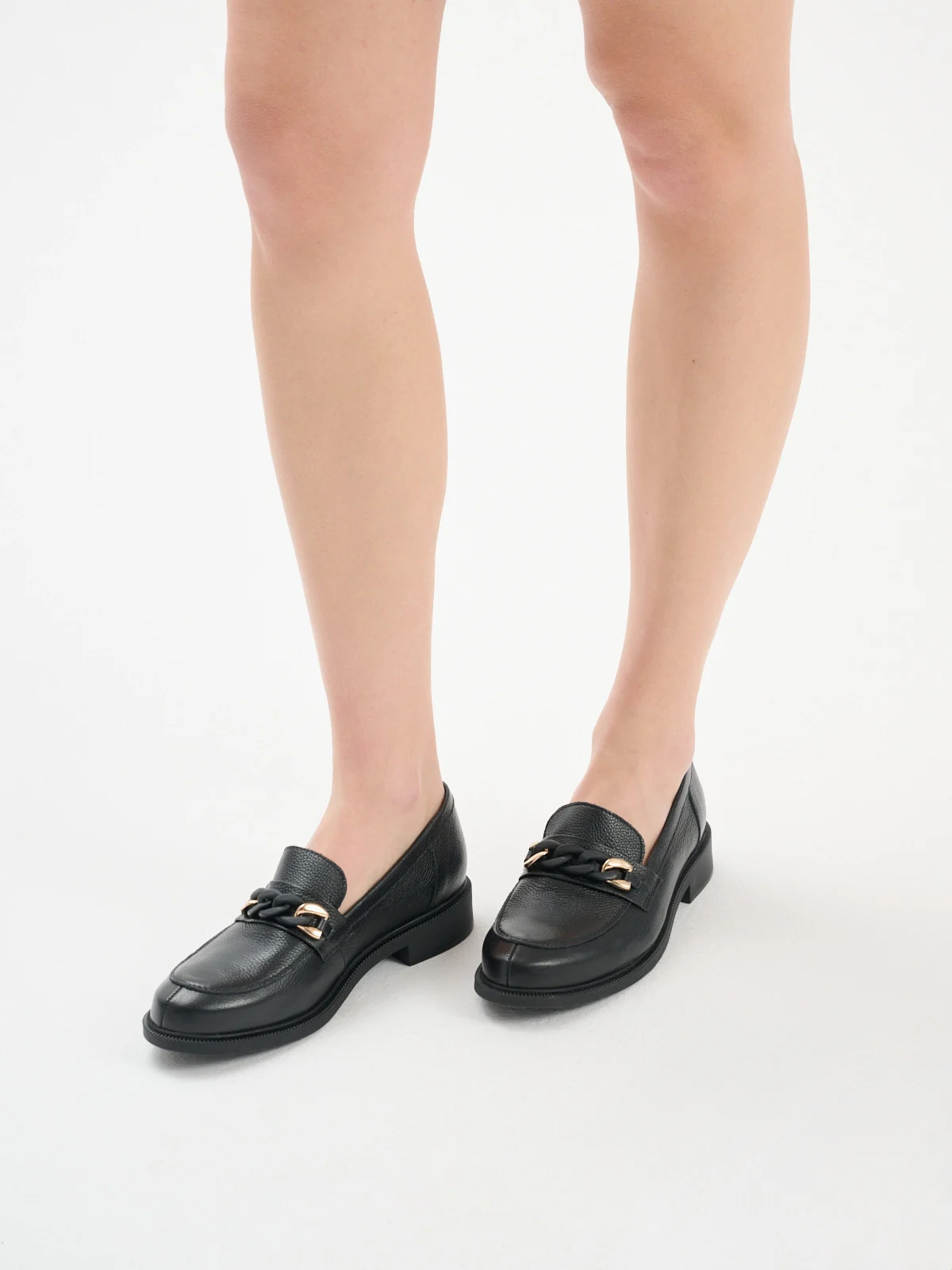 Czarne mokasyny ze złoto-czarną ozdobą