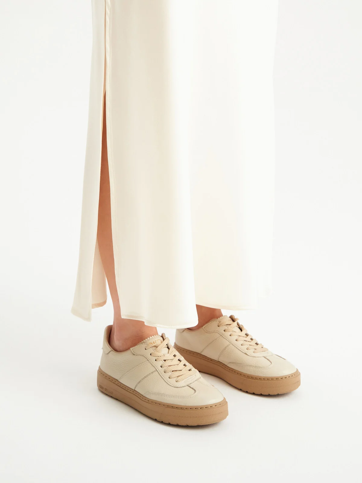 Kremowe półbuty sportowe na ciemnobeżowym spodzie