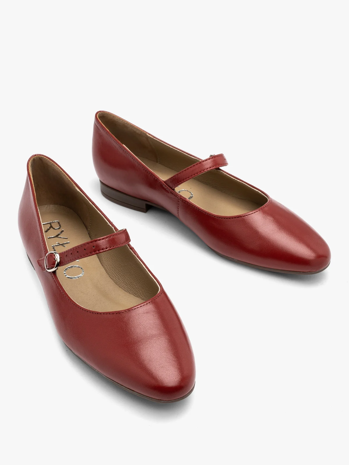Czerwone baleriny z ozdobnym zapięciem