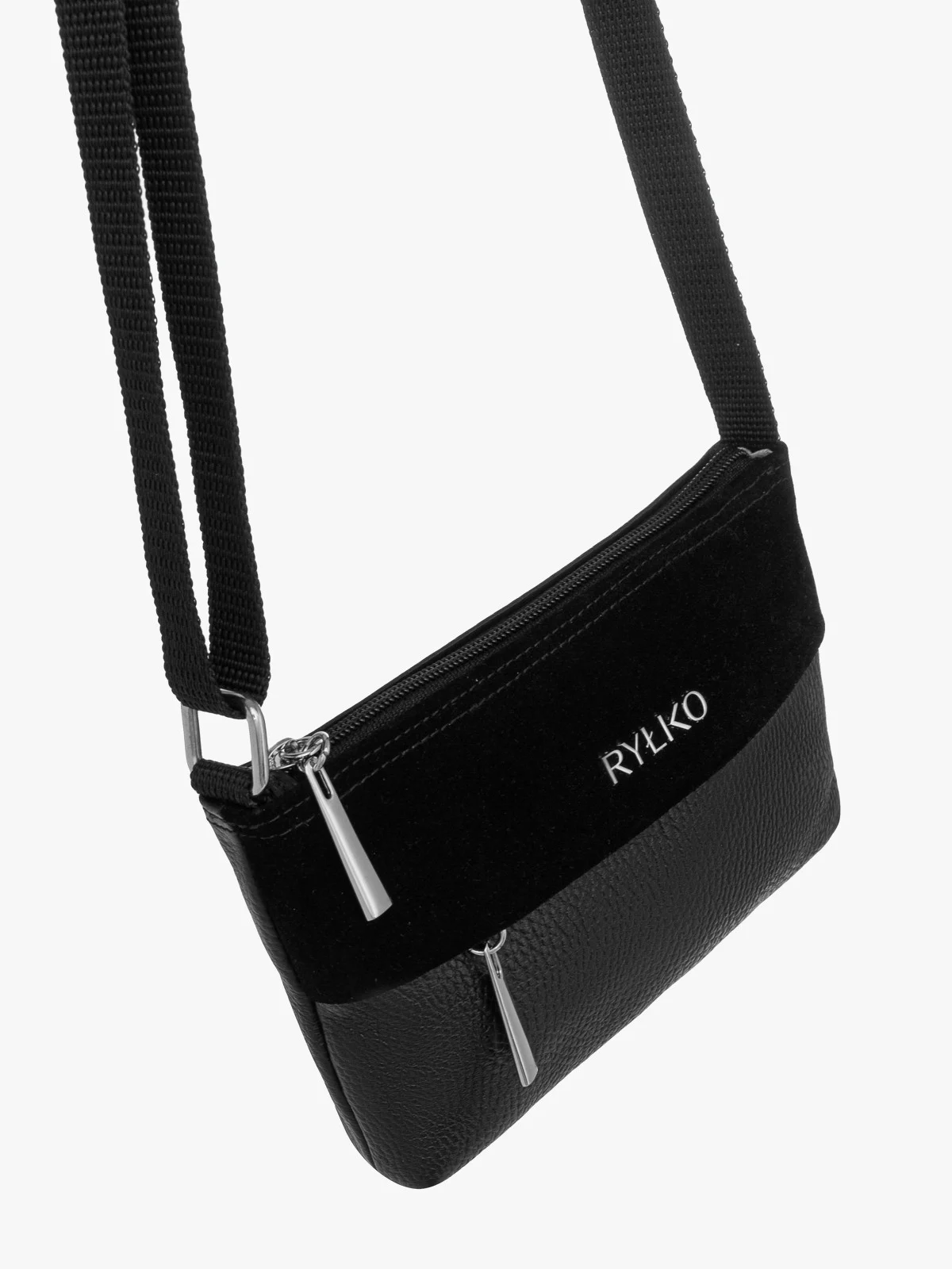 Mała, czarna torebka na pasku z taśmy