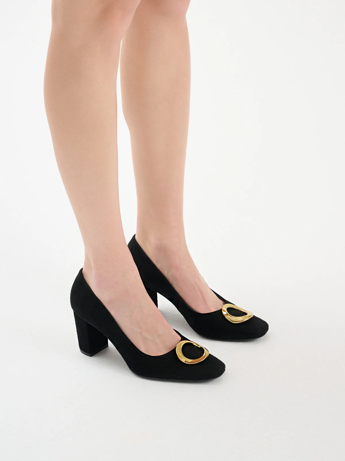 Czarne czółenka ze złotą ozdobą na cholewce