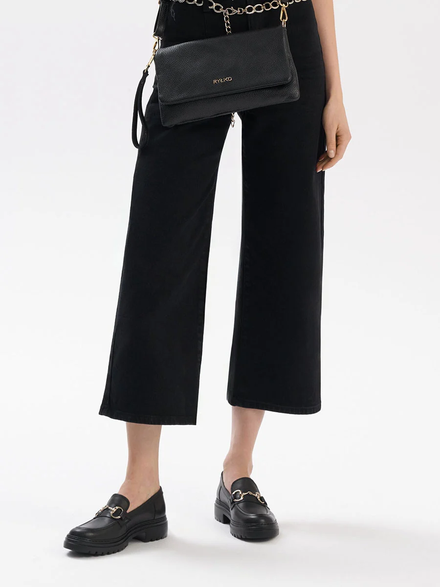 Czarne mokasyny ze złota ozdobą