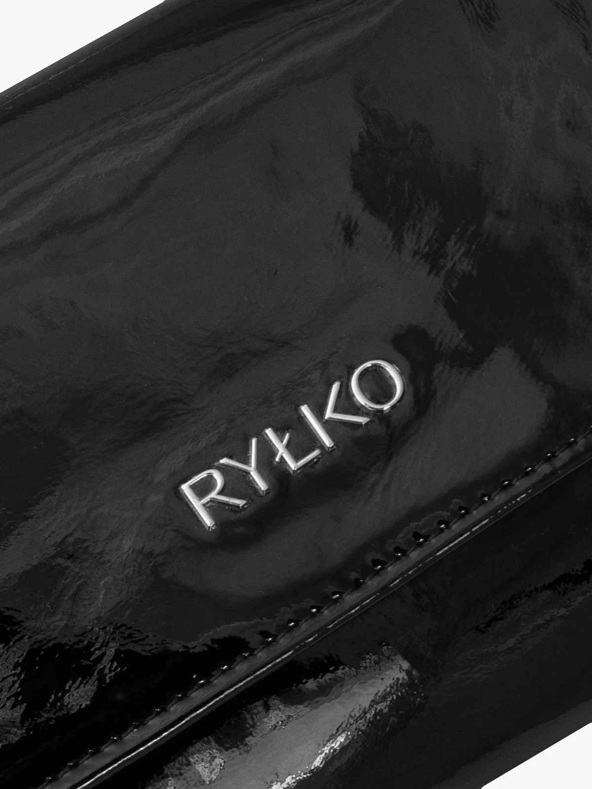 Czarna, lakierowana torebka