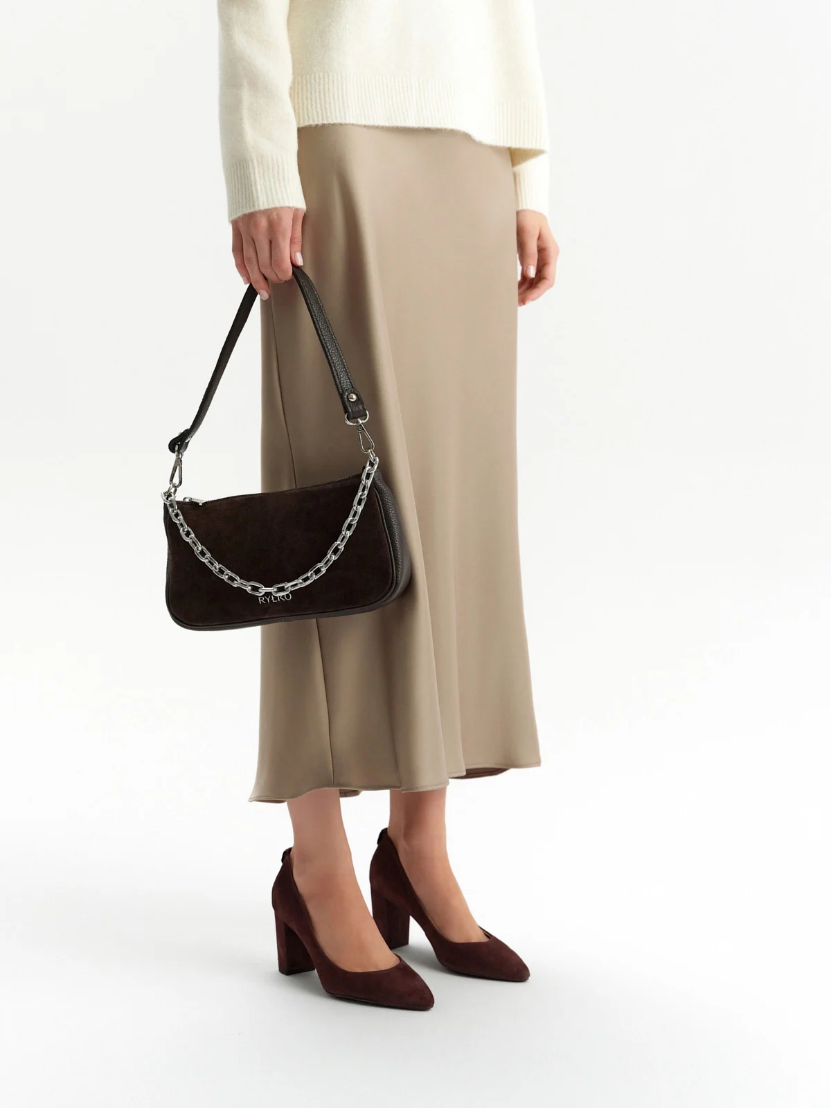 Brązowa torebka z ozdobnym łańcuchem