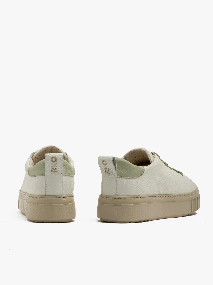 Białe półbuty na beżowej lekkiej podeszwie