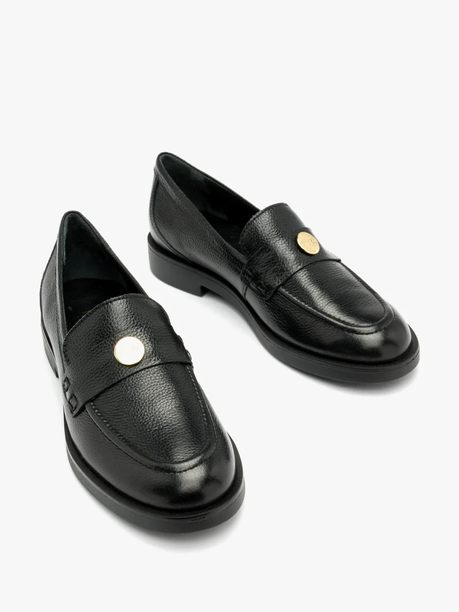 Czarne mokasyny ze złotą ozdobą