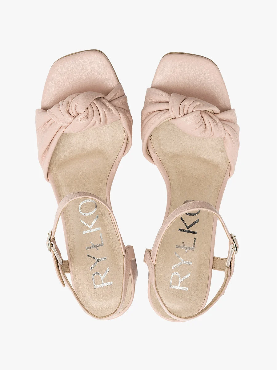 Różowe sandały z ozdobną cholewką