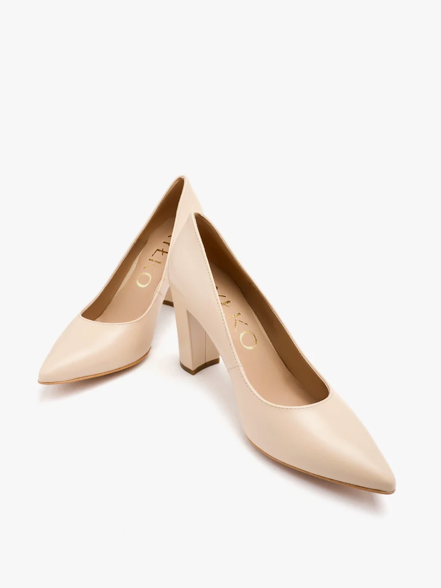 Beżowe czółenka na słupku