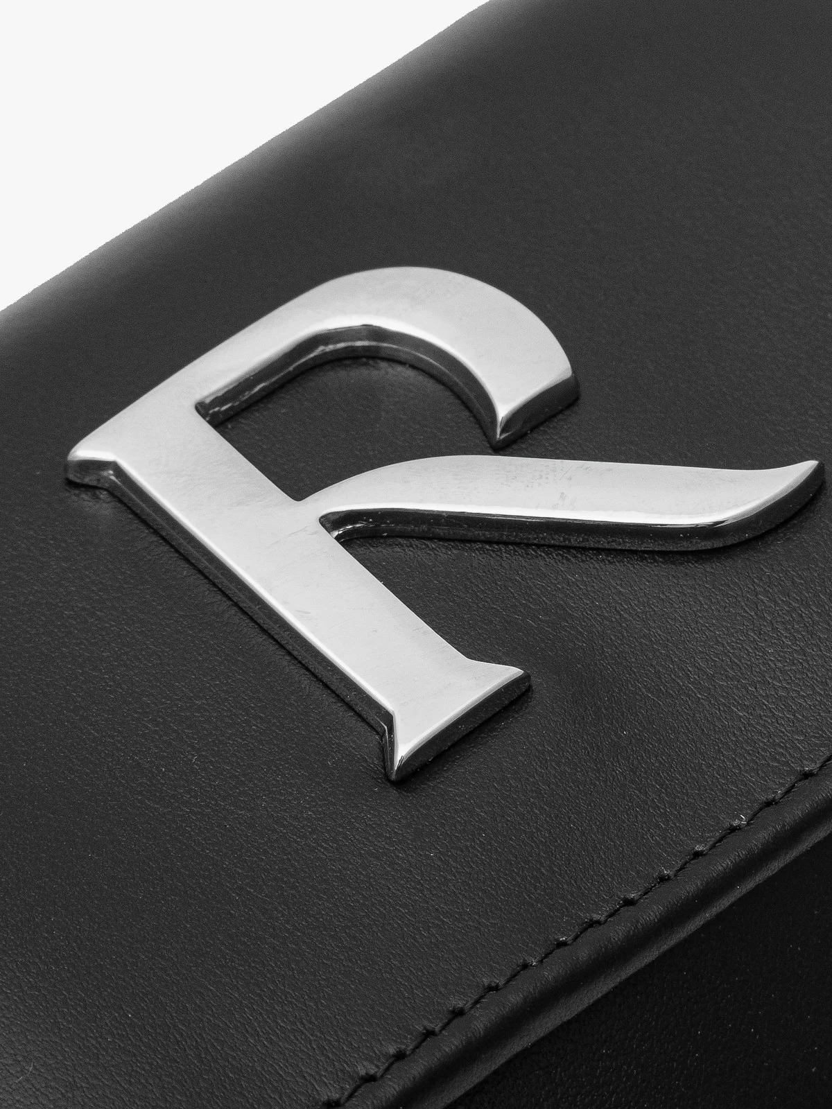 Czarny portfel damski ze srebrnymi detalami