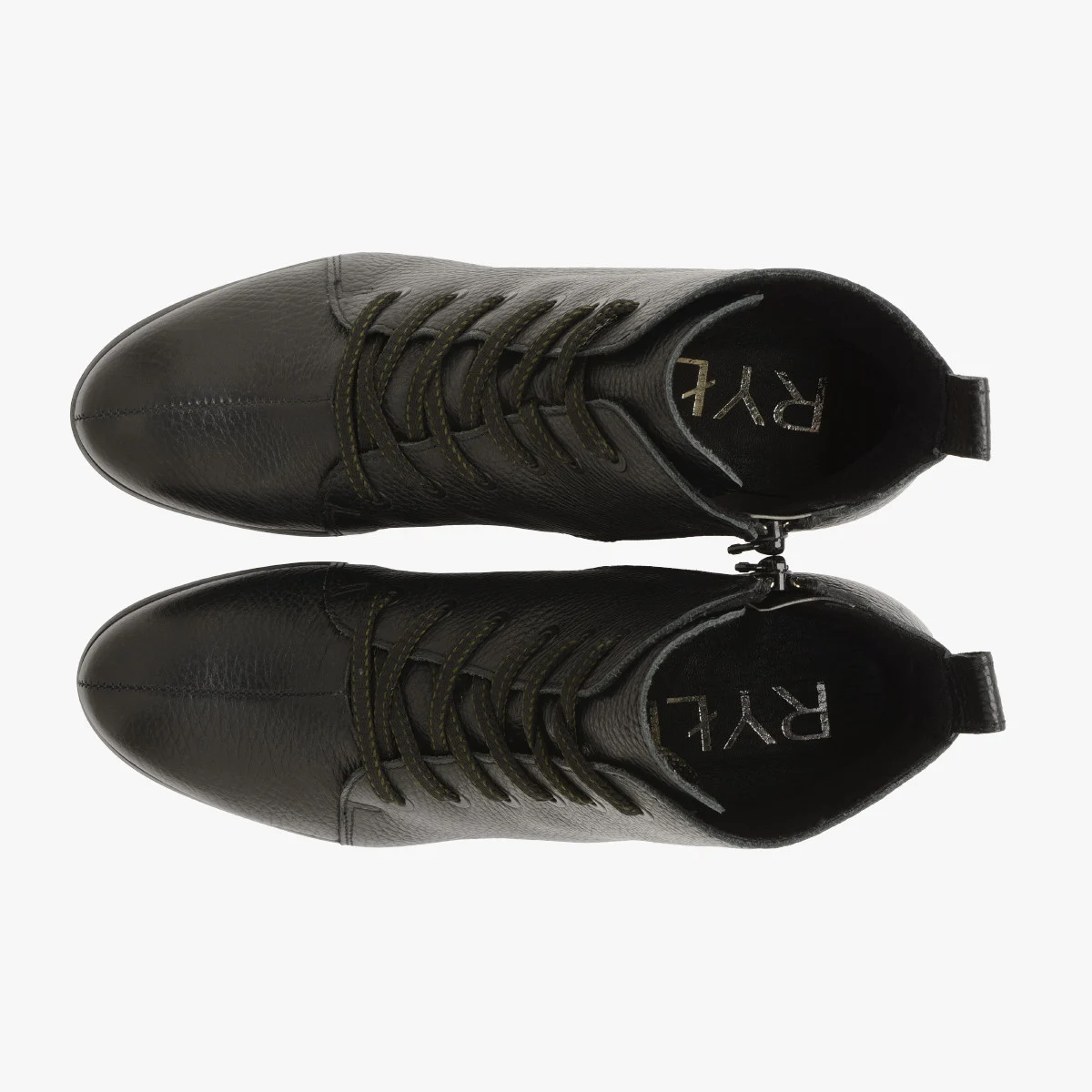 Czarne trzewiki na ozdobnym słupku