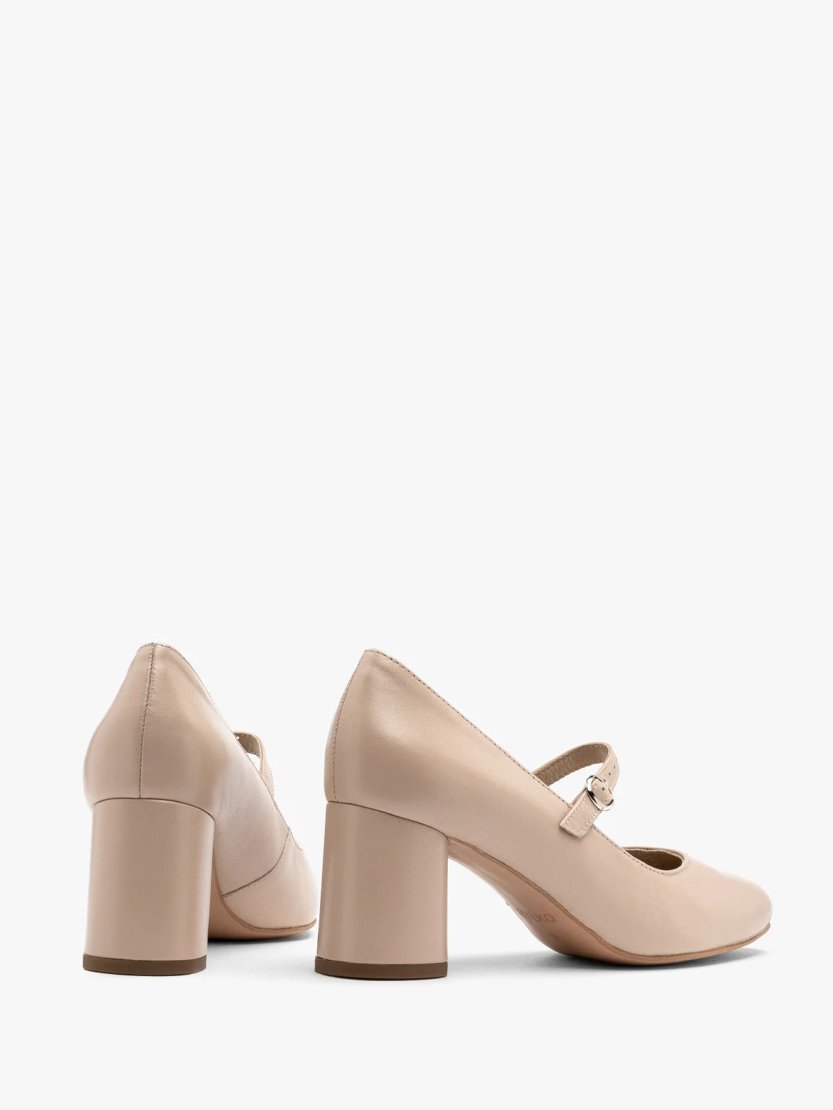 Beżowe czółenko z ozdobnym paskiem