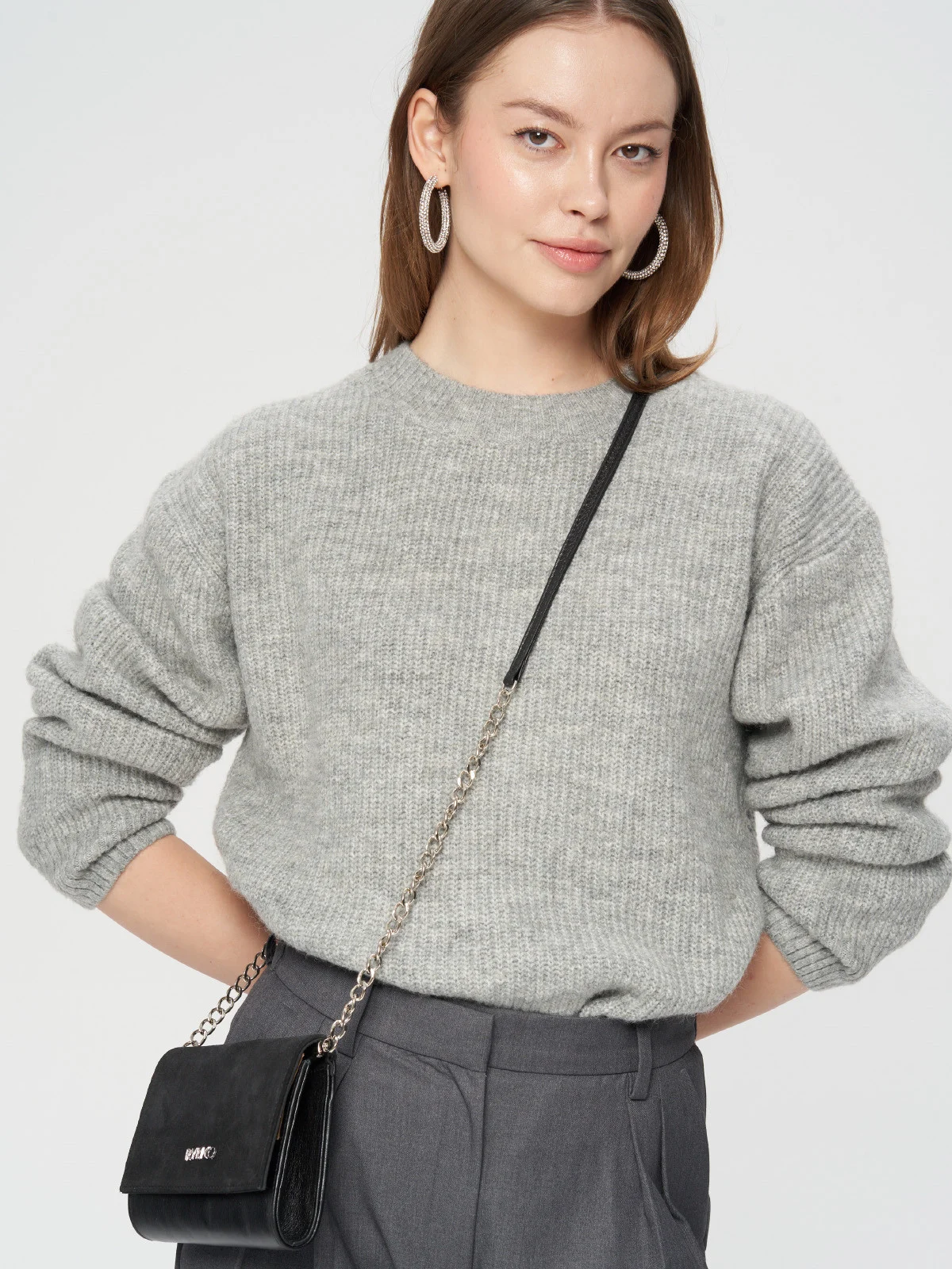 Mała czarna torebka typu kopertówka