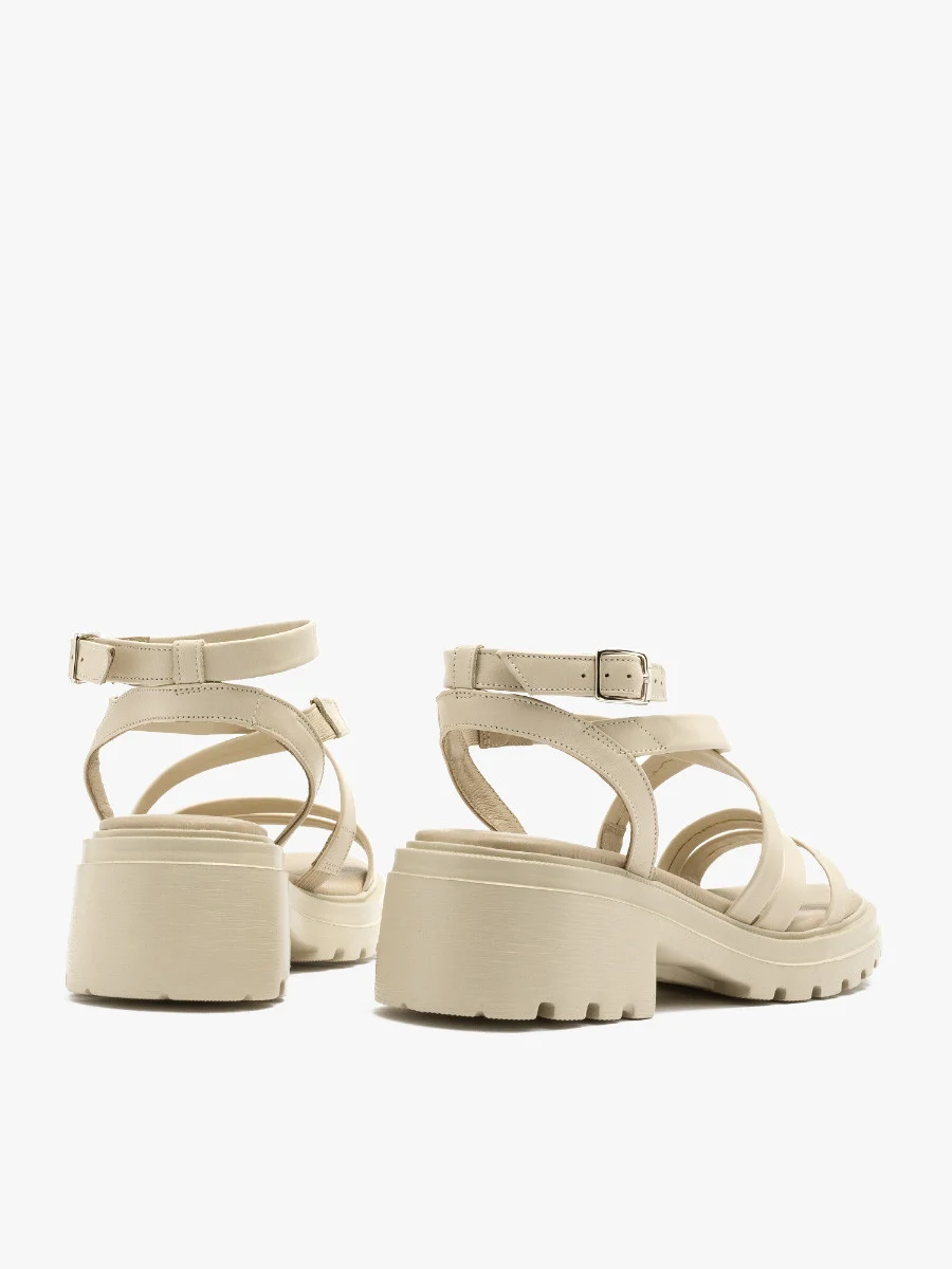 Kremowe sandały z paseczkami