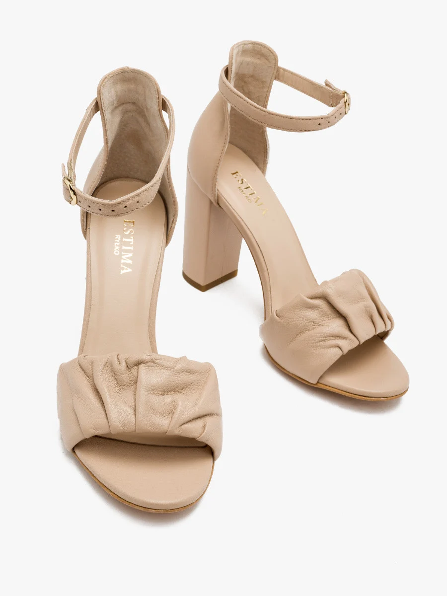 Beżowe sandały z marszczoną cholewką