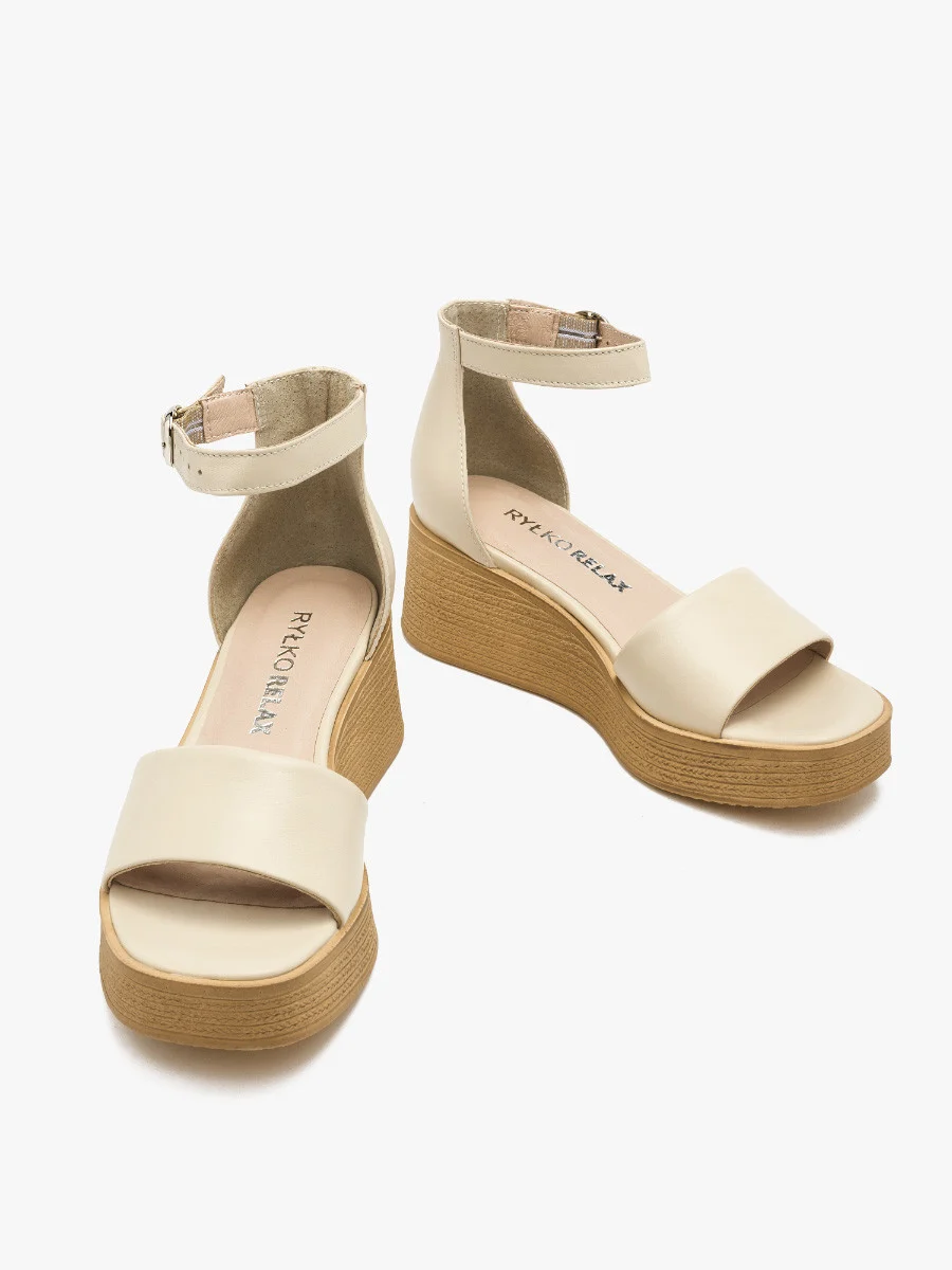 Kremowe sandały na ozdobnej platformie