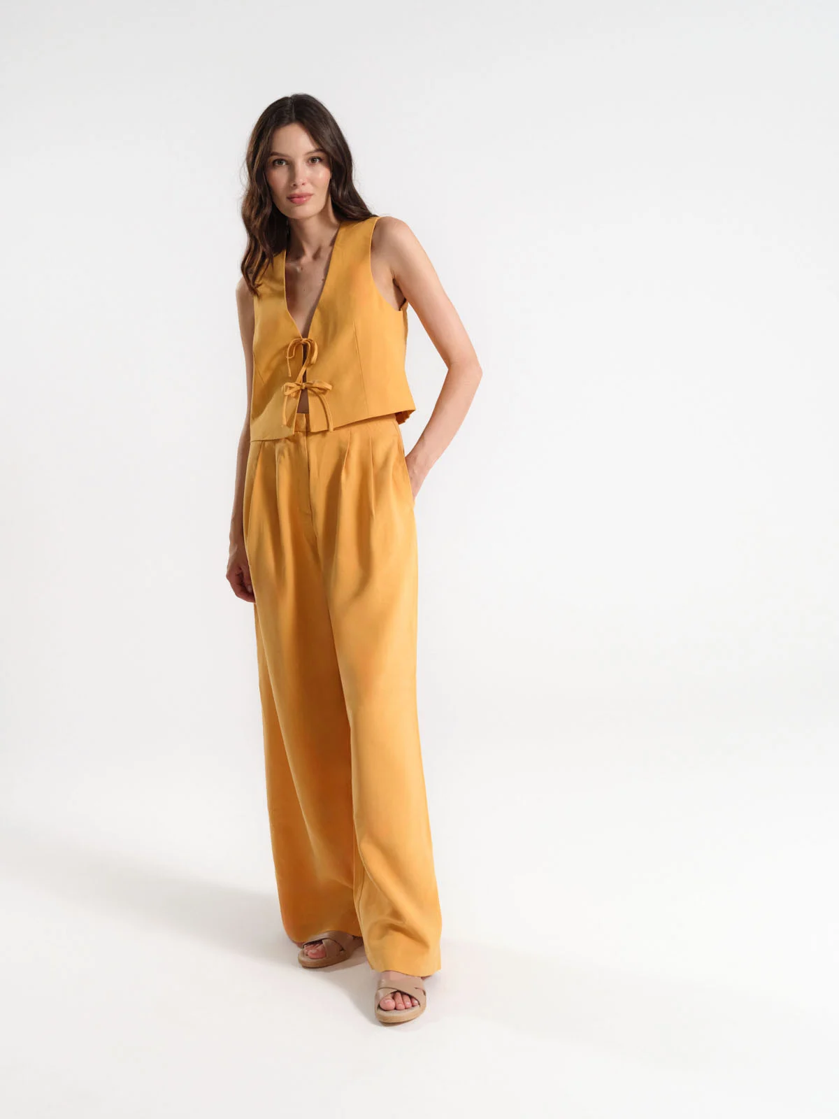 Beżowe sandały na niskiej platformie