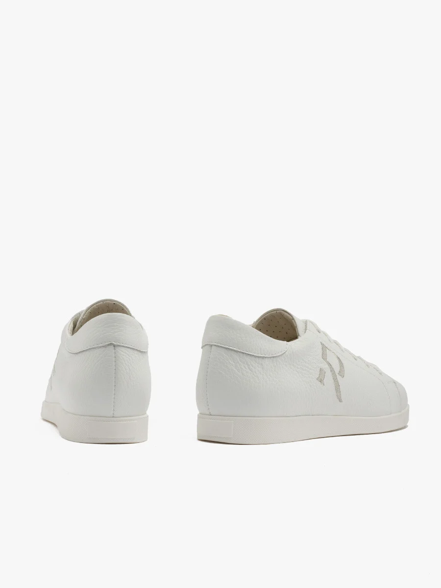 Białe sportowe półbuty ze srebrnym logo