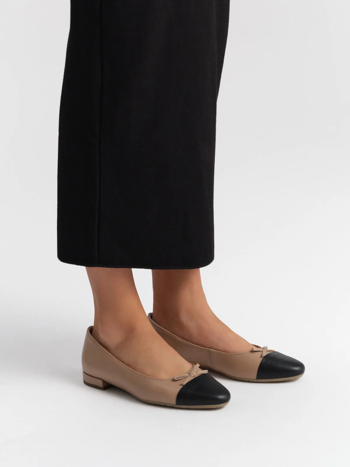 Beżowo-czarne baleriny na niskim obcasie