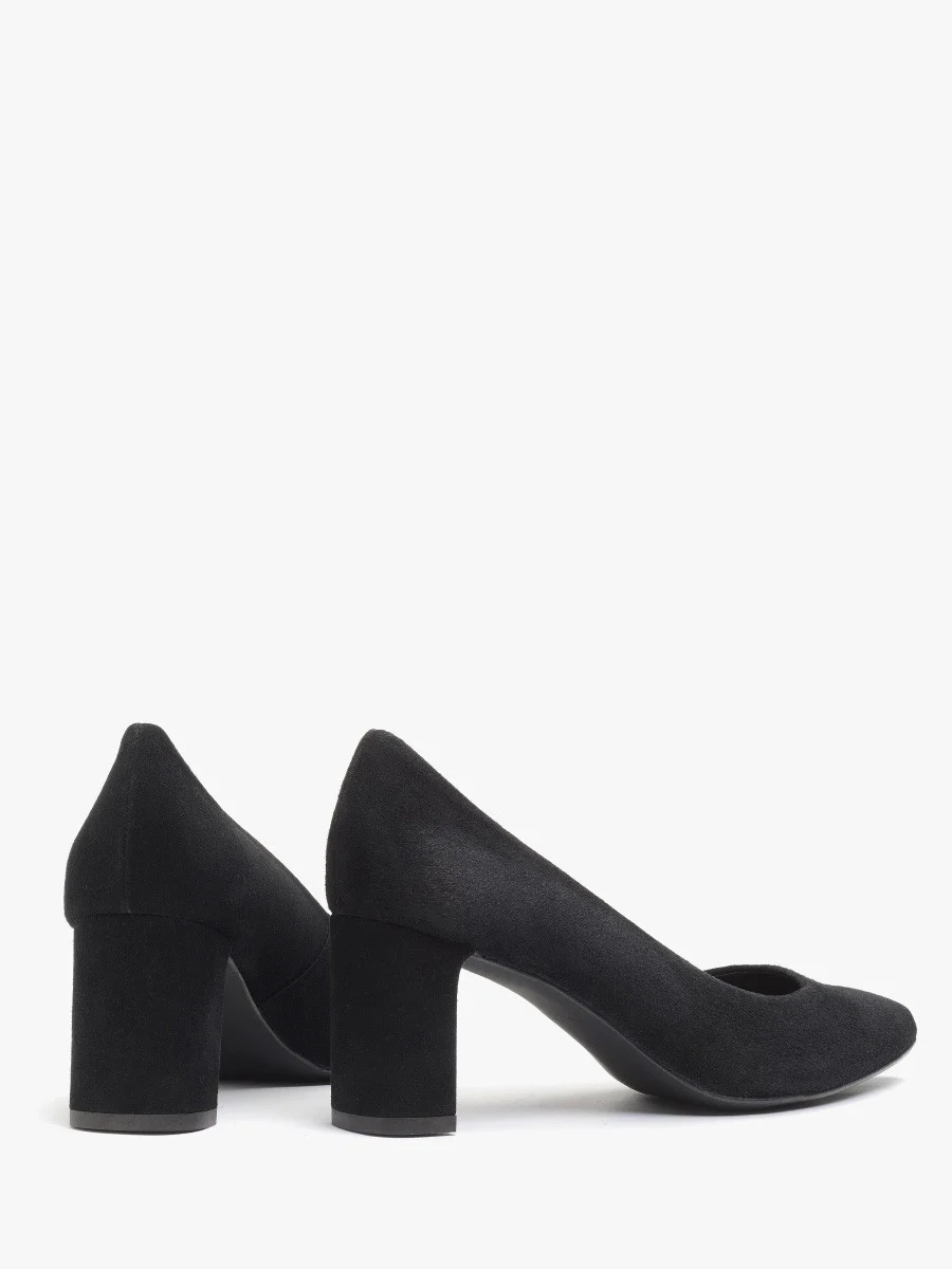 Czarne czółenka na słupku