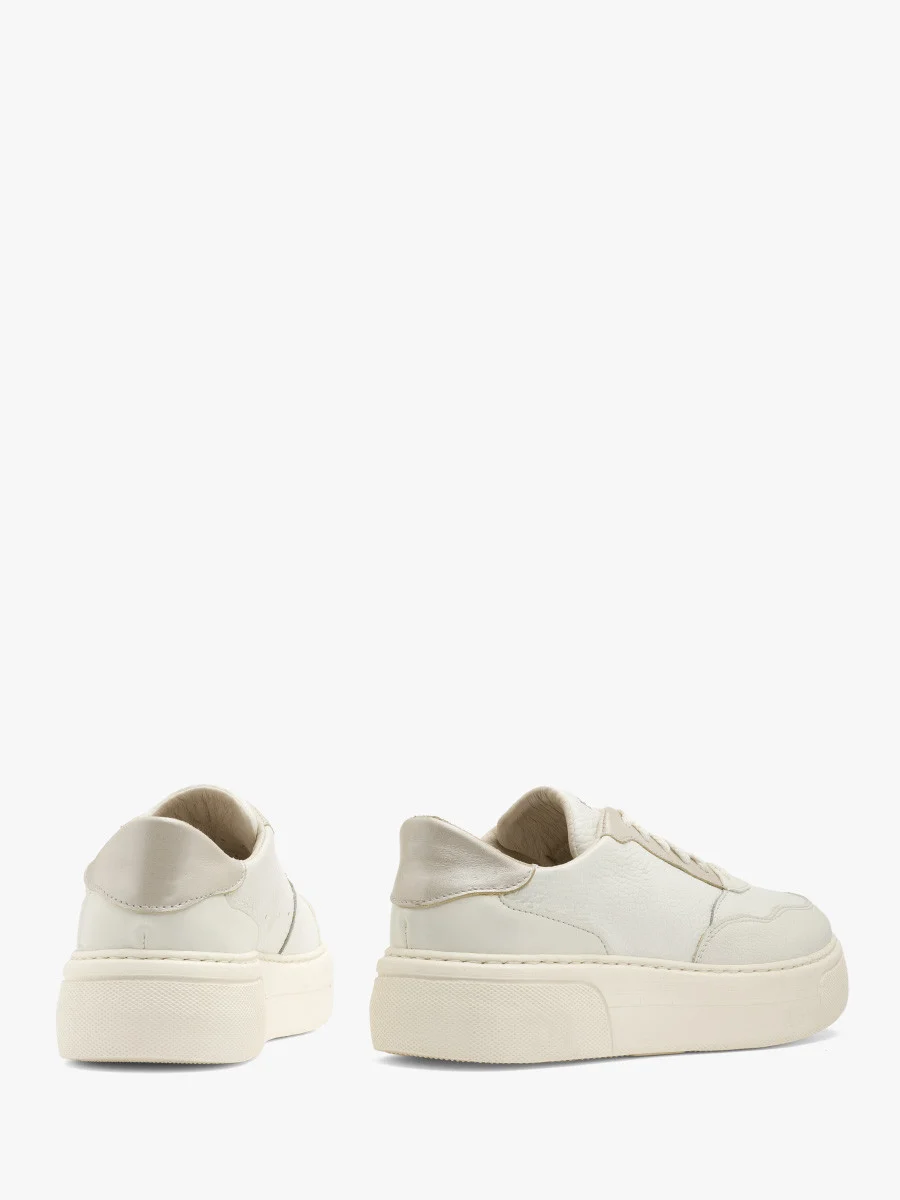 Białe półbuty sportowe z perłowymi detalami