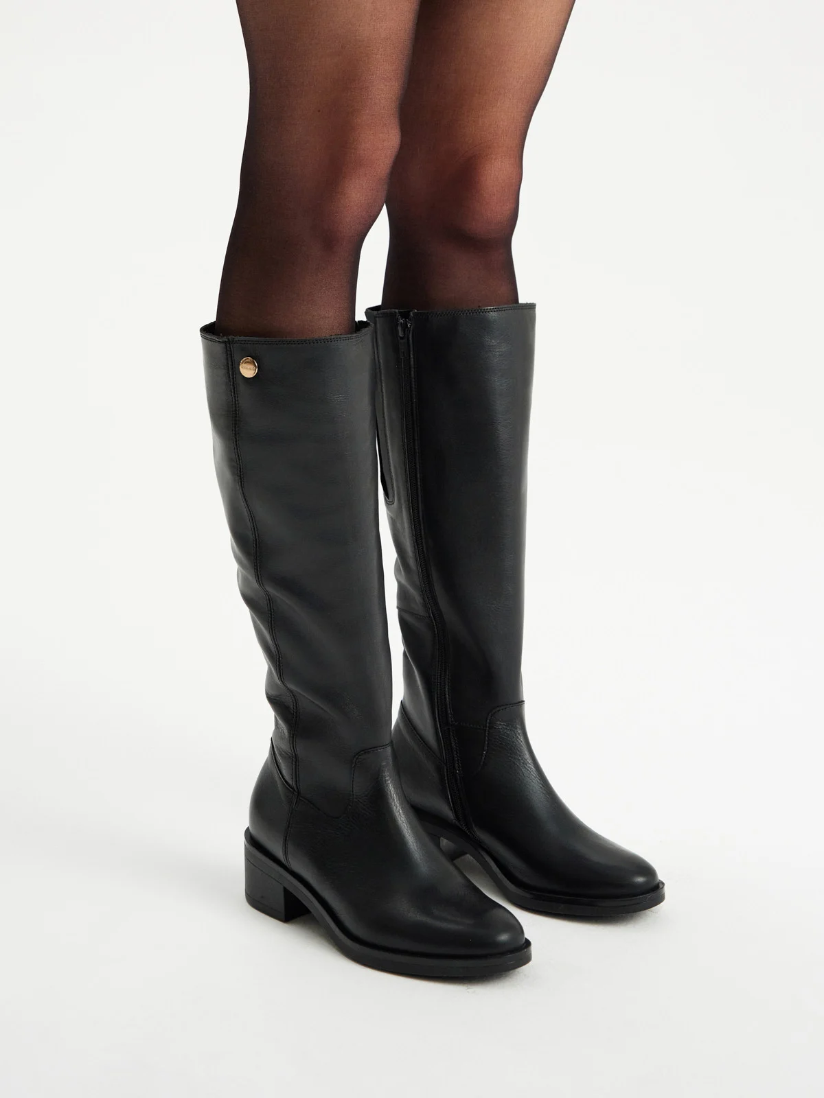 Czarne kozaki damskie z gumową wstawką w cholewce