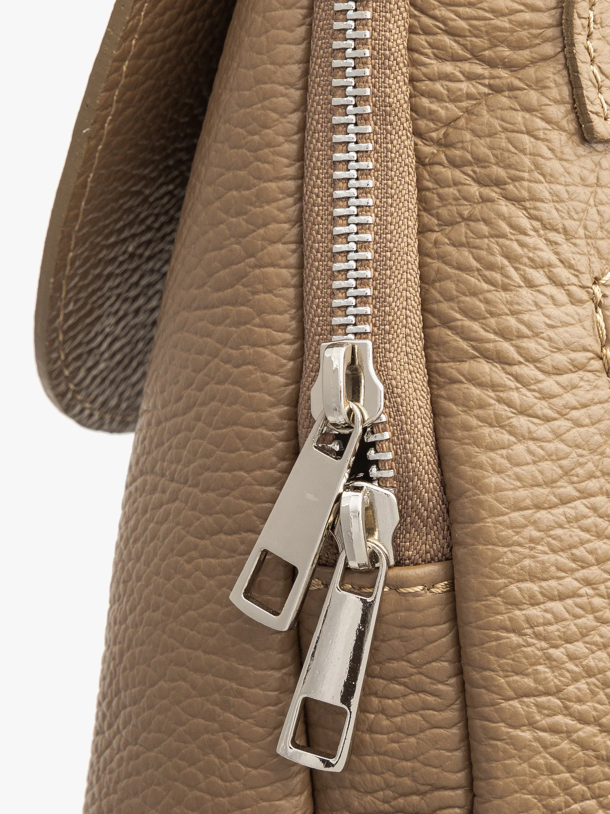 Beżowy plecak damski średniej wielkości