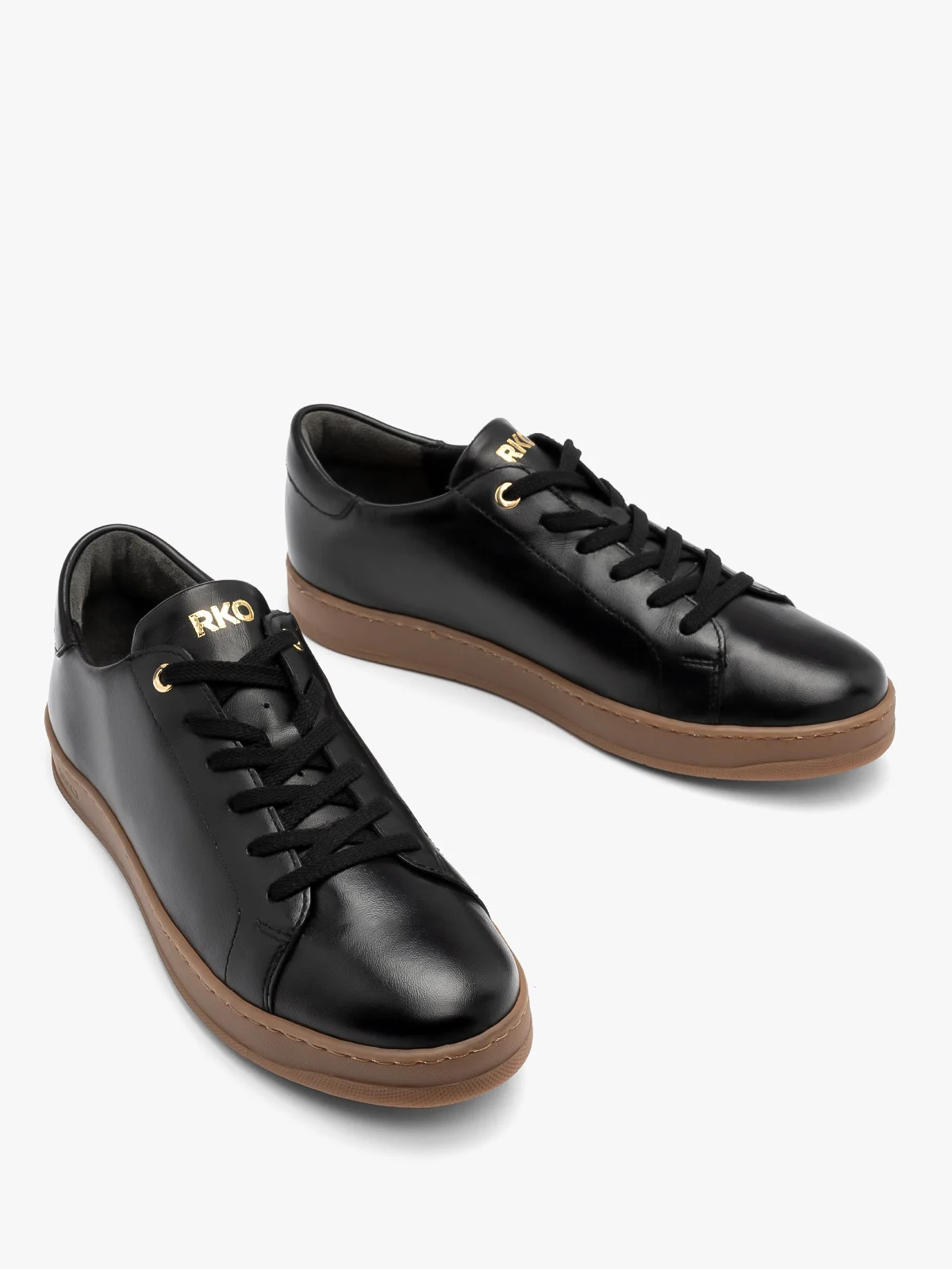 Czarne, sportowe półbuty na beżowym spodzie