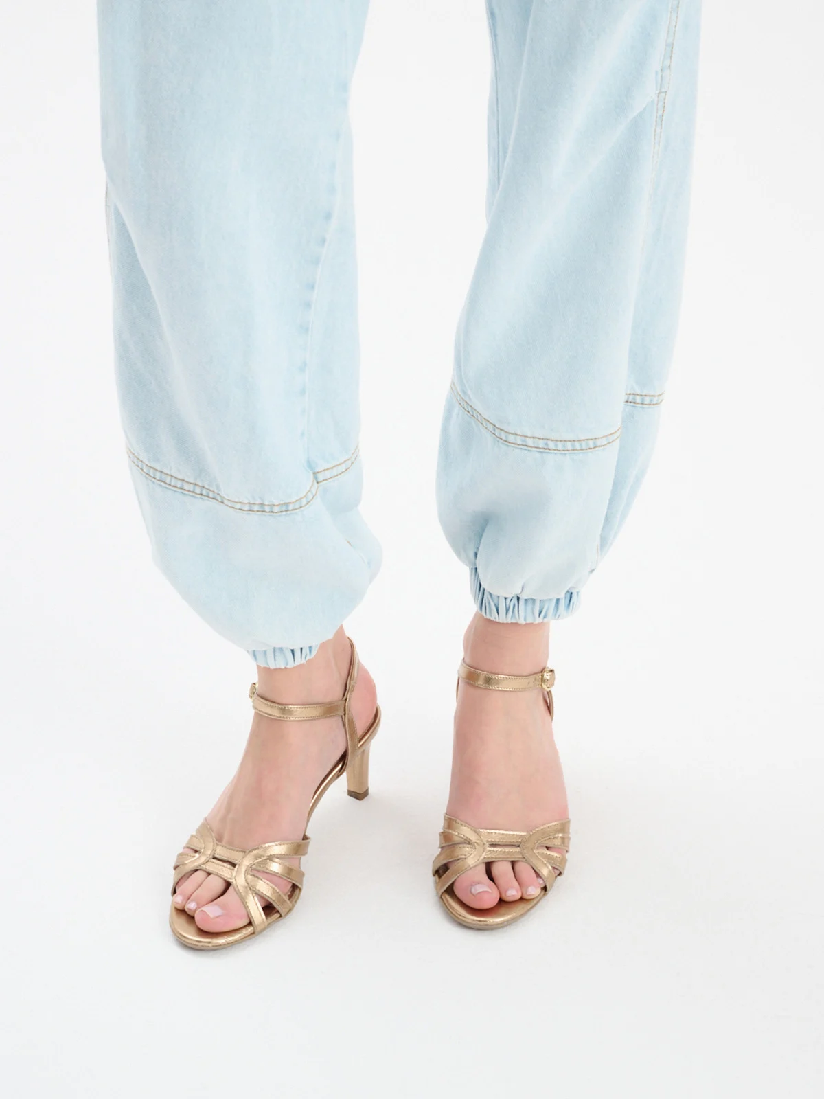 Złote sandały na obcasie