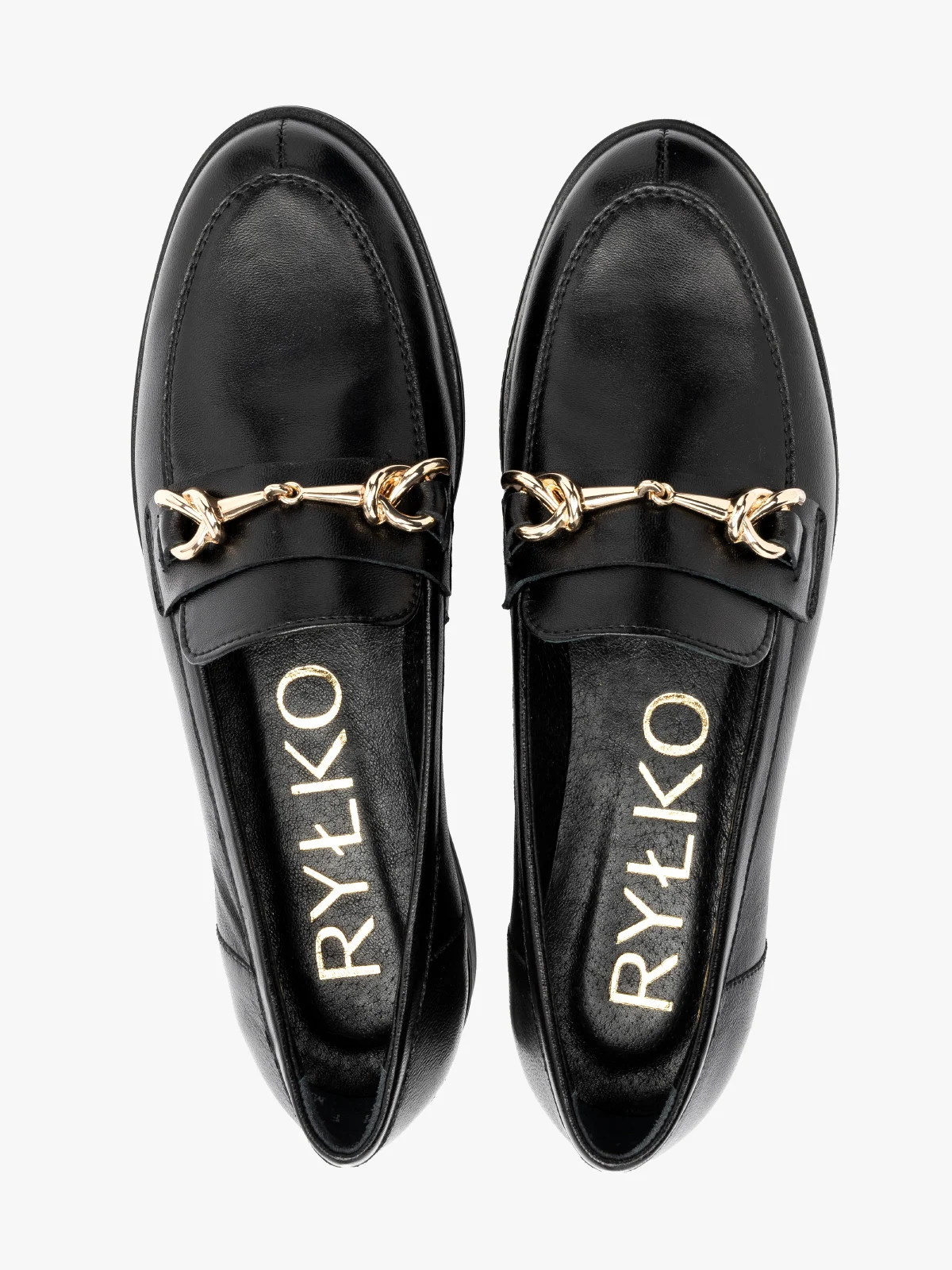 Czarne mokasyny ze złotą ozdobą na cholewce