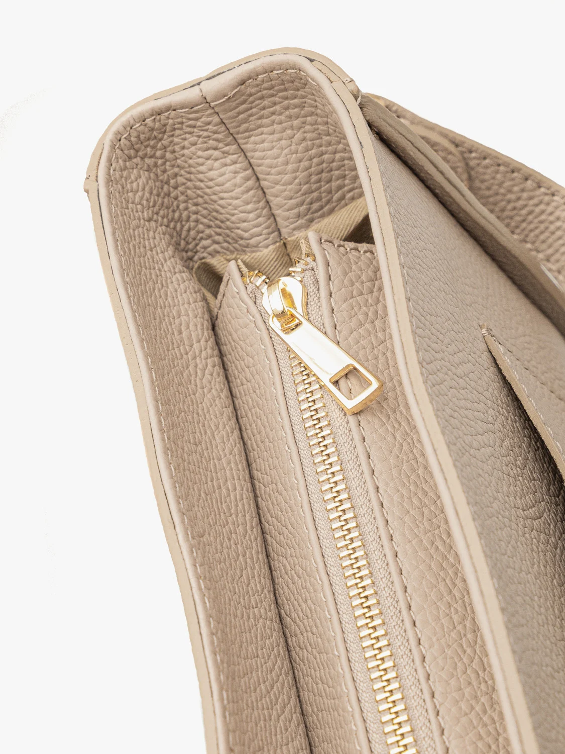 Beżowa torebka średniej wielkości