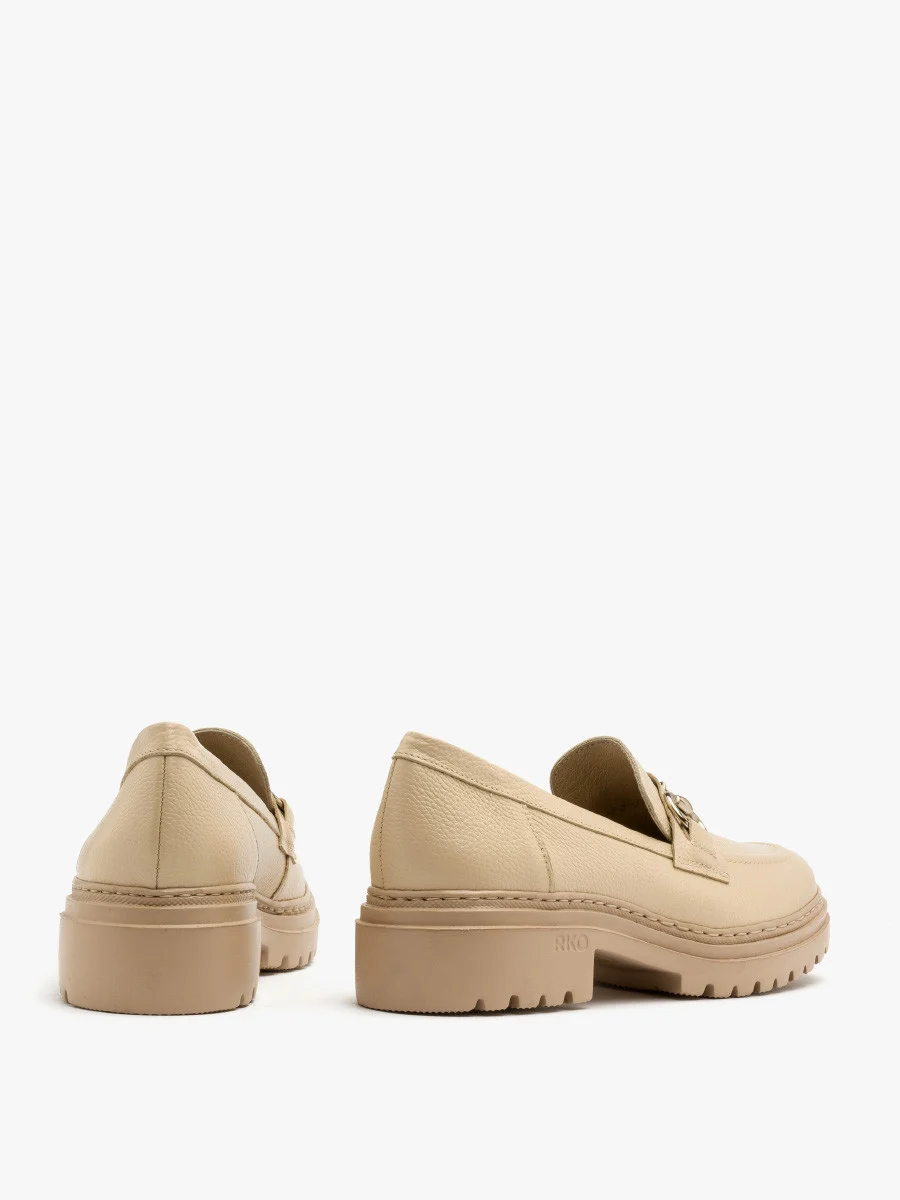 Beżowe mokasyny ze złotą ozdobą