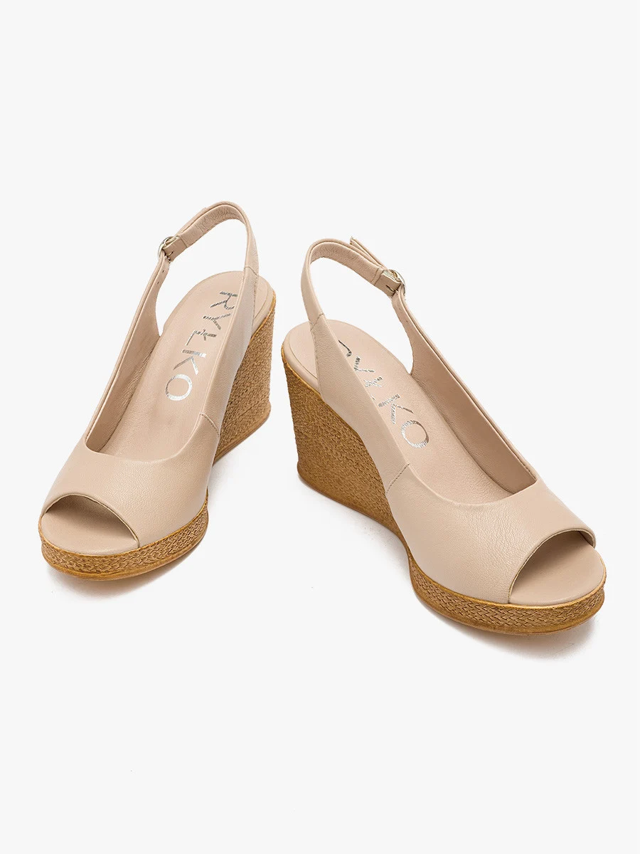 Beżowe sandały na wysokiej platformie