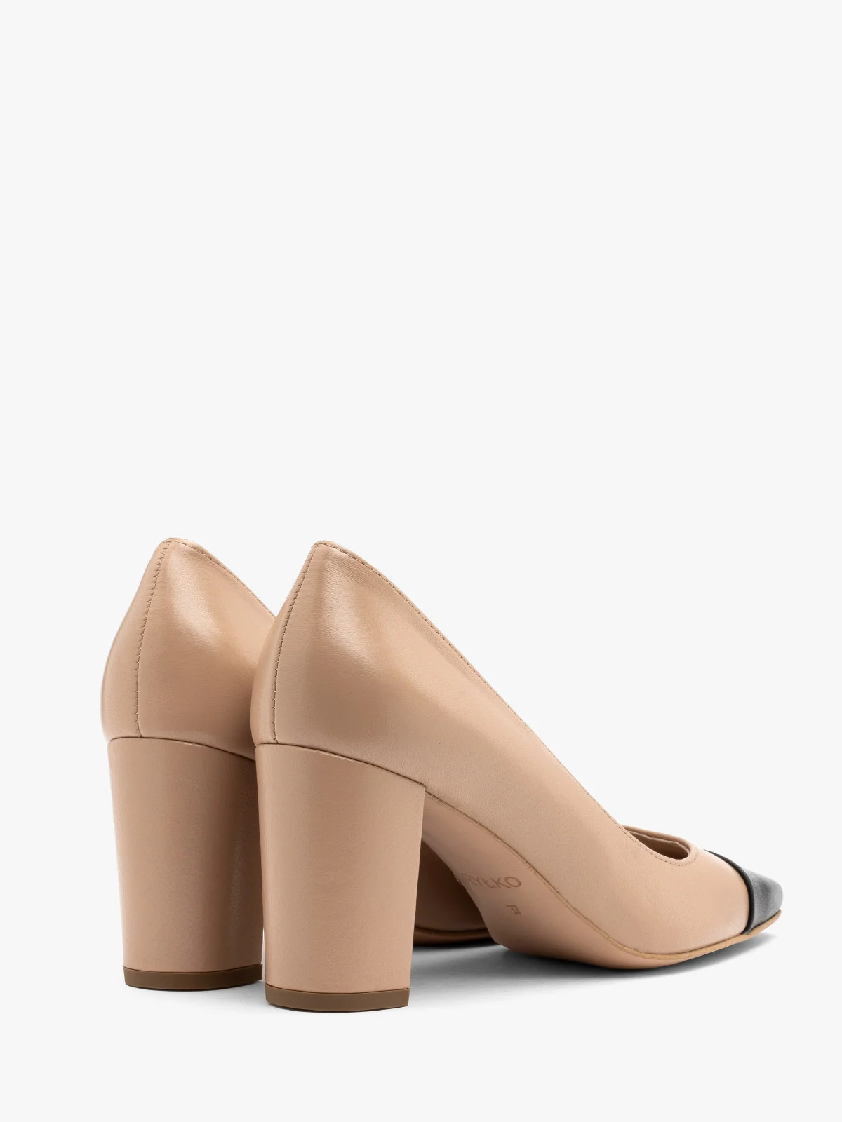 Beżowe czółenka z czarnym noskiem na słupkowym obcasie