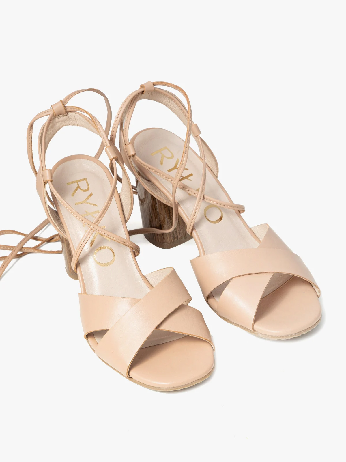 Beżowe sandały na słupku z wiązaniem wokół kostki