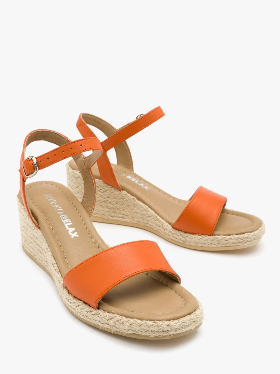 Pomarańczowe sandały na ozdobnej platformie