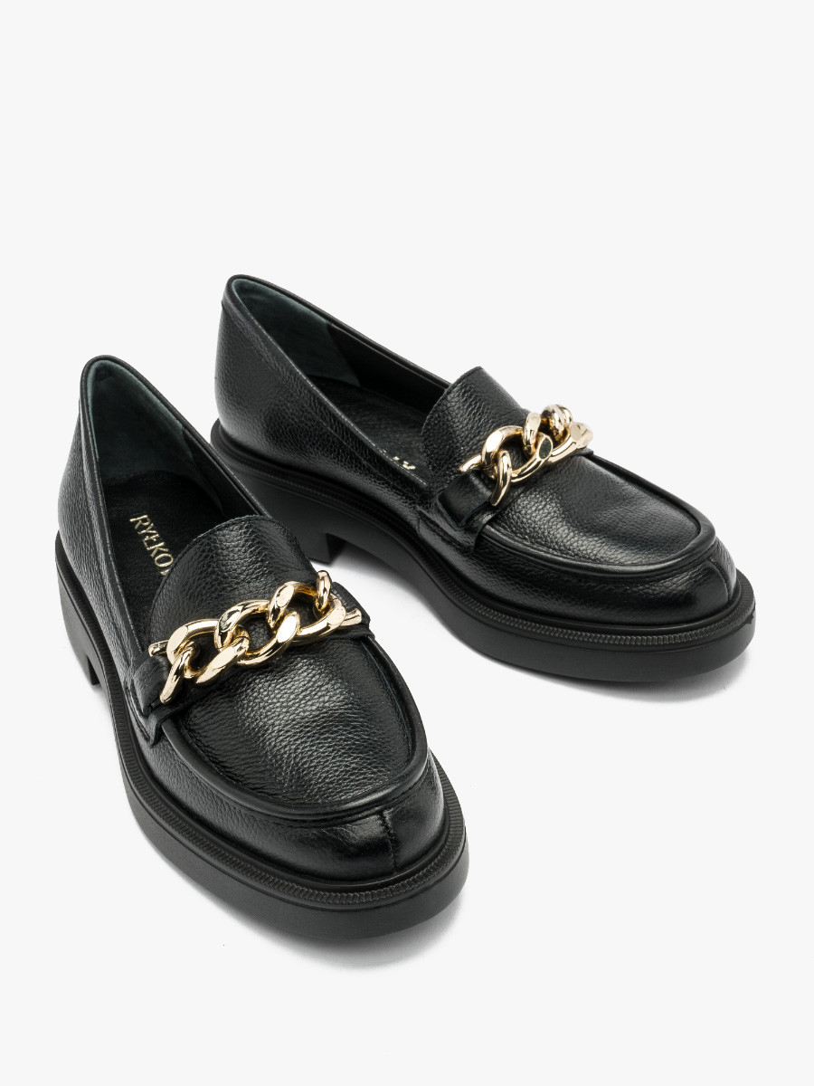 Czarne mokasyny ze złotym łańcuchem