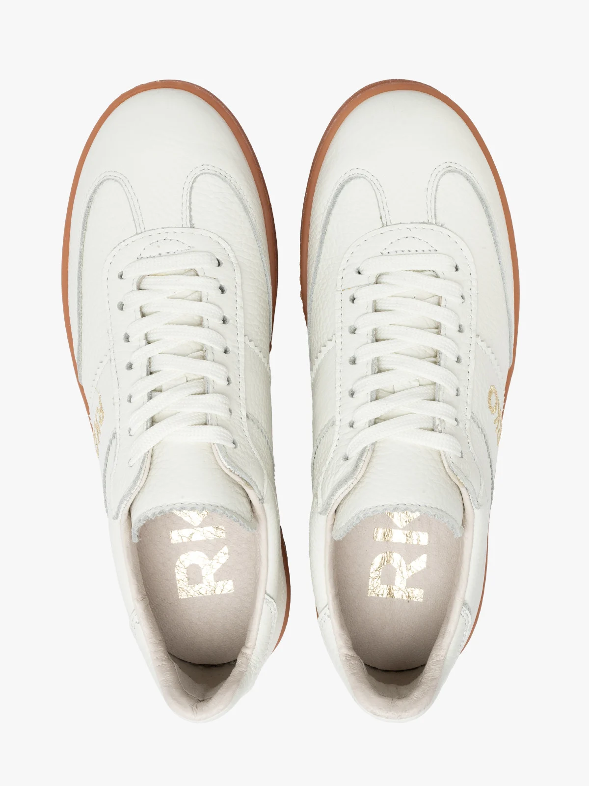 Białe półbuty sportowe w na beżowym spodzie