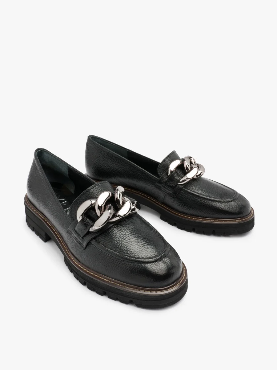 Czarne mokasyny z łańcuchem