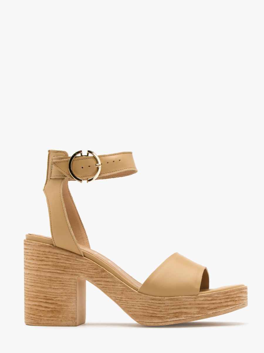 Beżowe sandały na balu