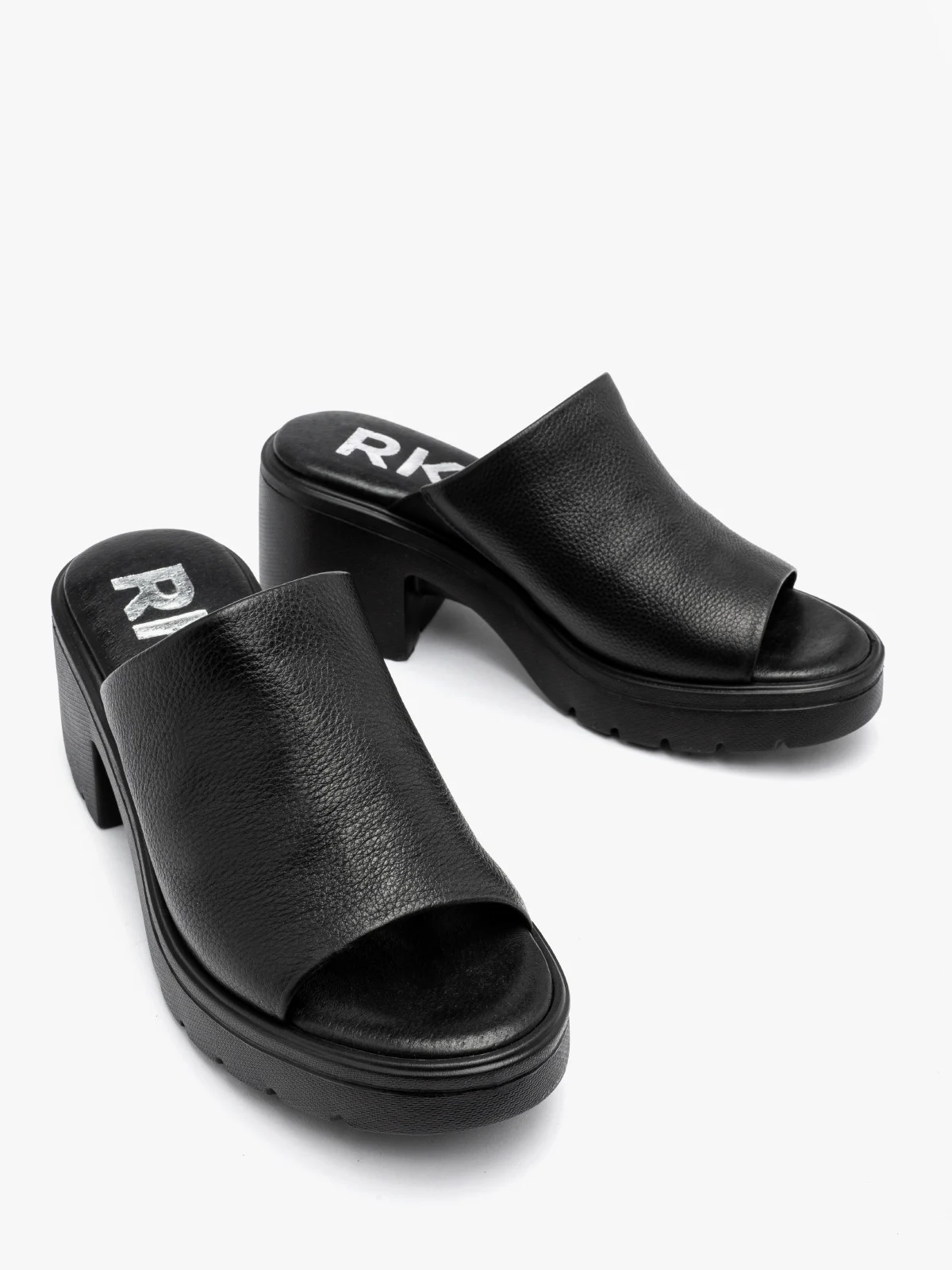 Czarne klapki na lekkiej platformie