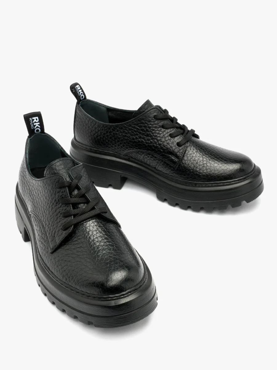 Czarne półbuty na lekkiej podeszwie