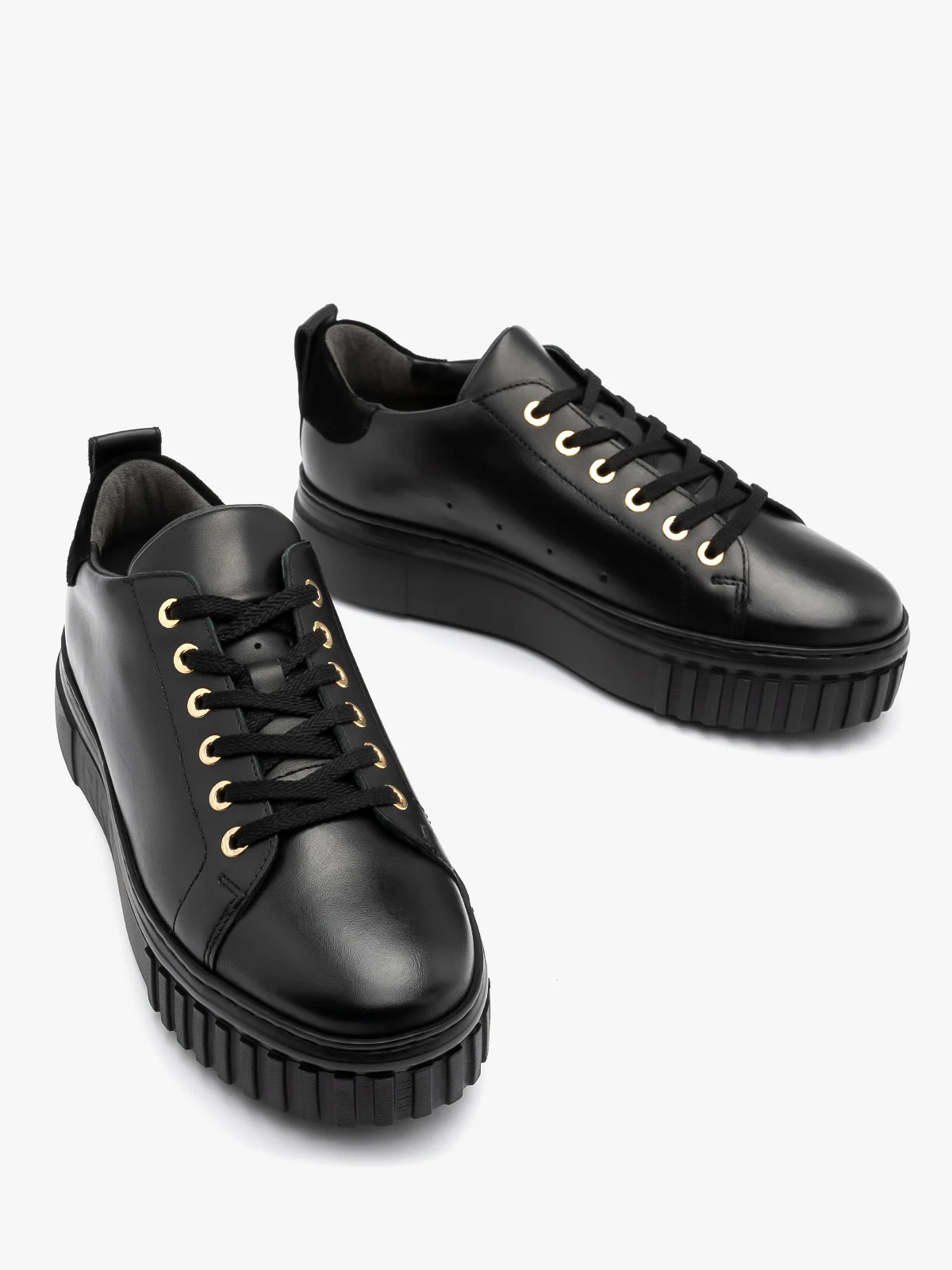 Czarne półbuty sportowe ze złotymi detalami na grubej podeszwie