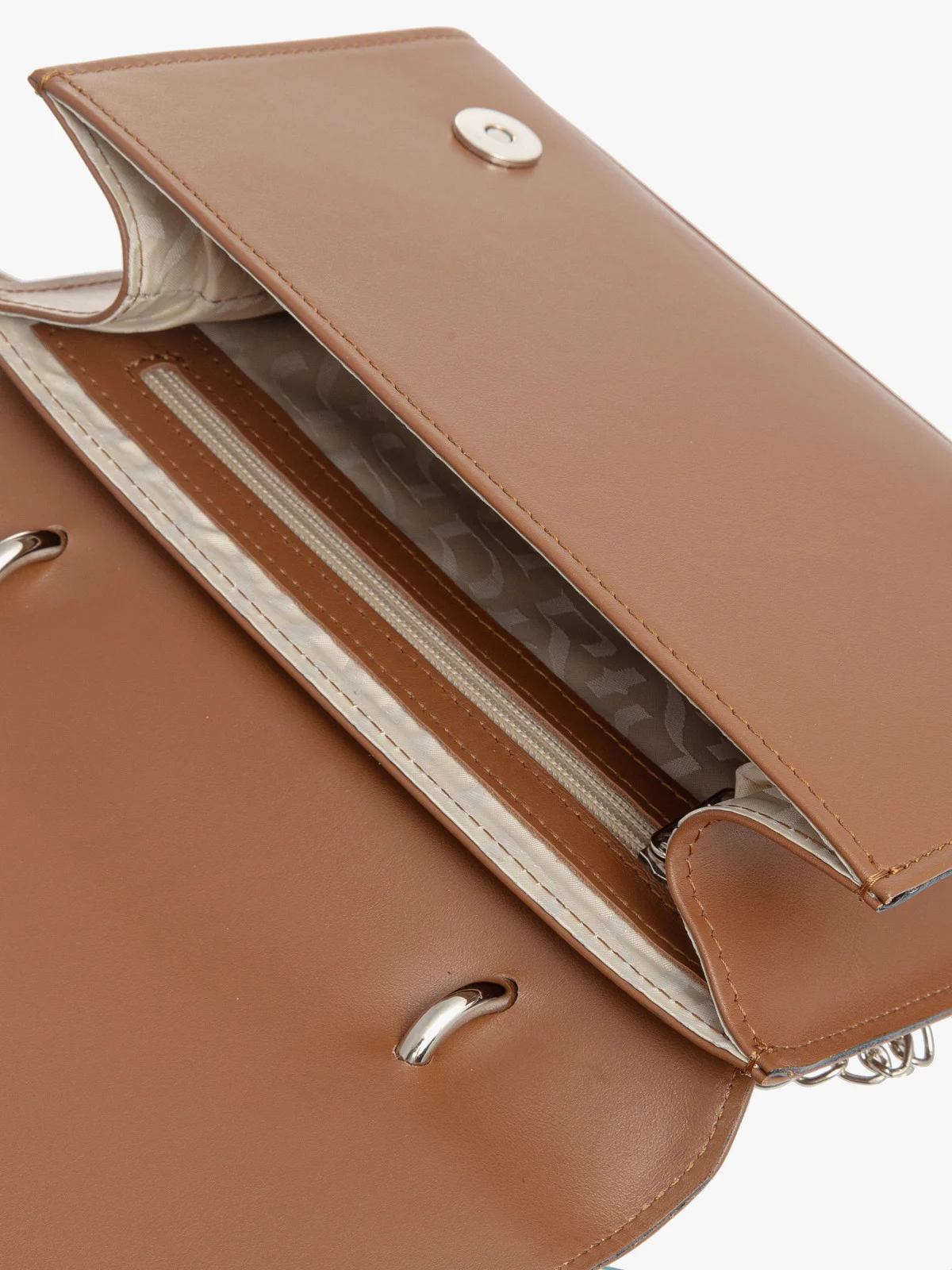 Brązowa torebka typu kopertówka na srebrnym łańcuszku